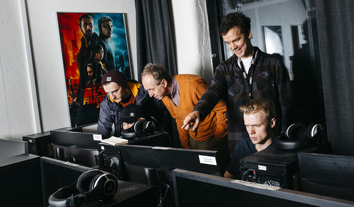 Fra venstre: student i 3,klasse Mikael Aune, 2.klasse student Thomas Myrseth, førsteamanuensis Morten Moen, fagansvarlig Hans Gunnar Brekke og 2.klassestudent Mads Hansen. Høyskolen Kristiania VFX. Foto: Fartein Rudjord