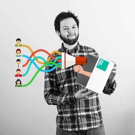 Christopher i svart-hvitt med fargerik grafikk over