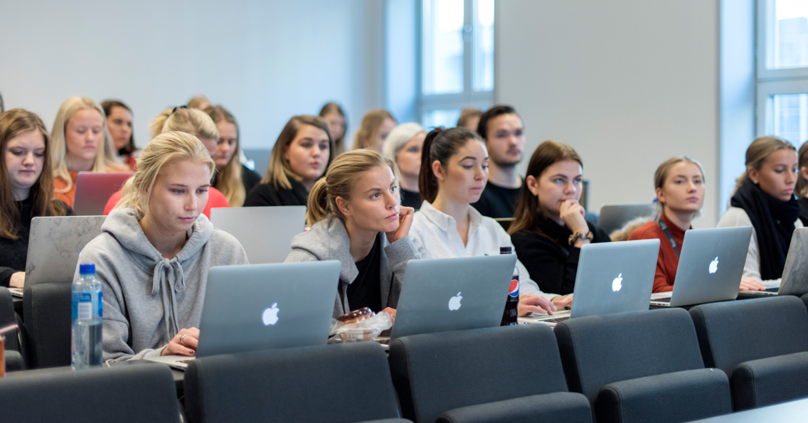 Markedsføringsstudenter i forelesning på Høyskolen Kristiania