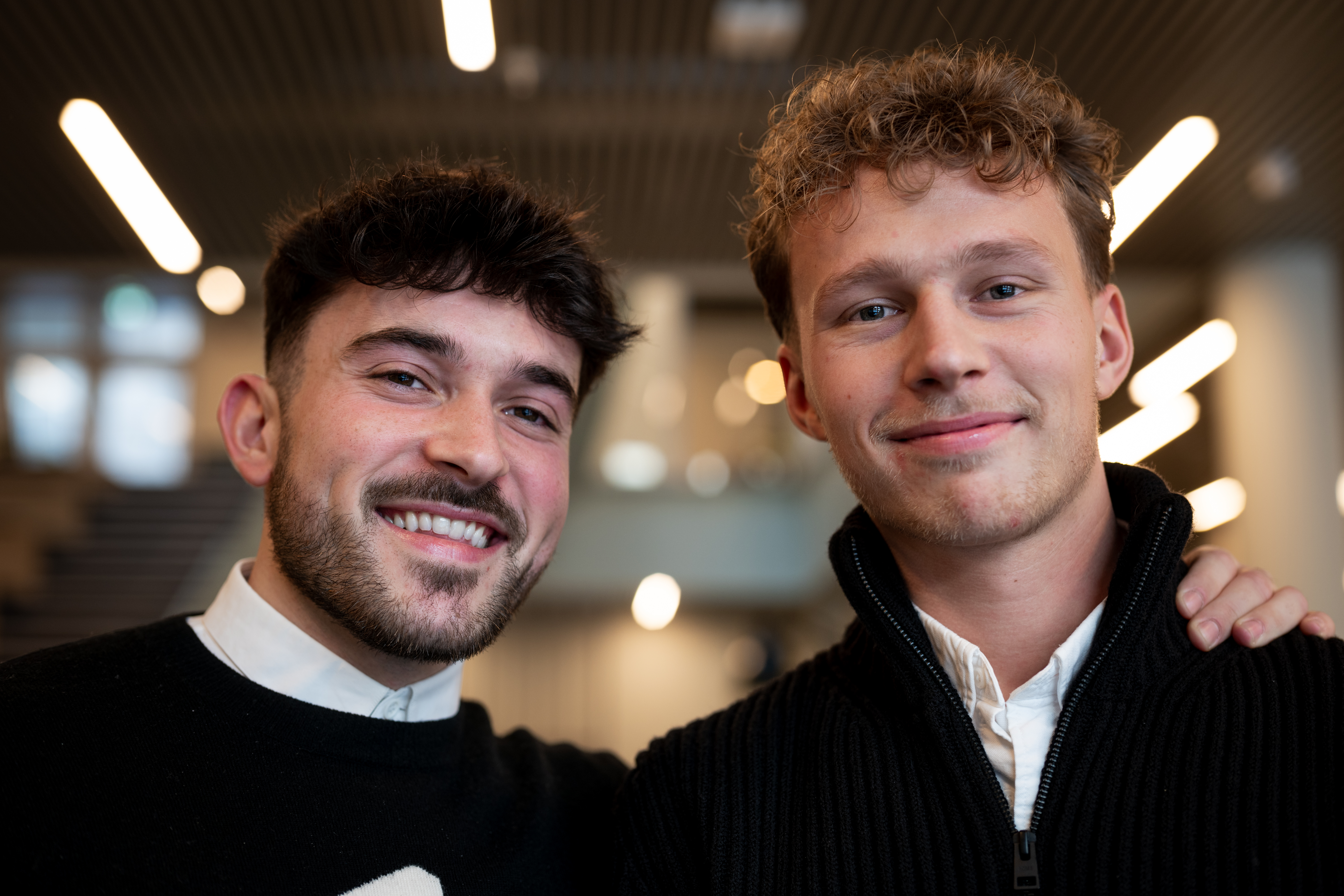 Dzan Jasari til venstre og Christoffer Klausen Sundin til høyre. Dzan holder armen rundt Christoffer, begge smiler.