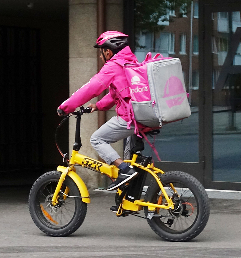 Foodora bud på sykkel.