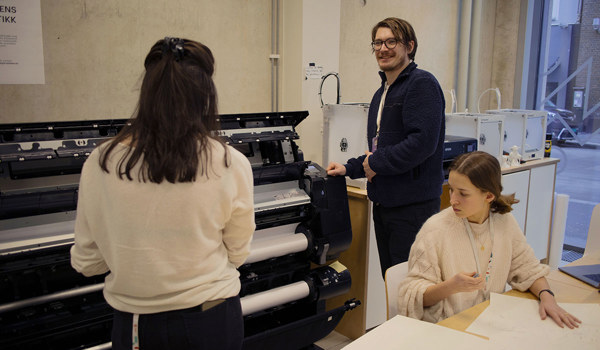 Verkstedsmester, Tobias Liland, står sammen med tre fagskolestudenter i Designlabben på Spikersuppa i Oslo.