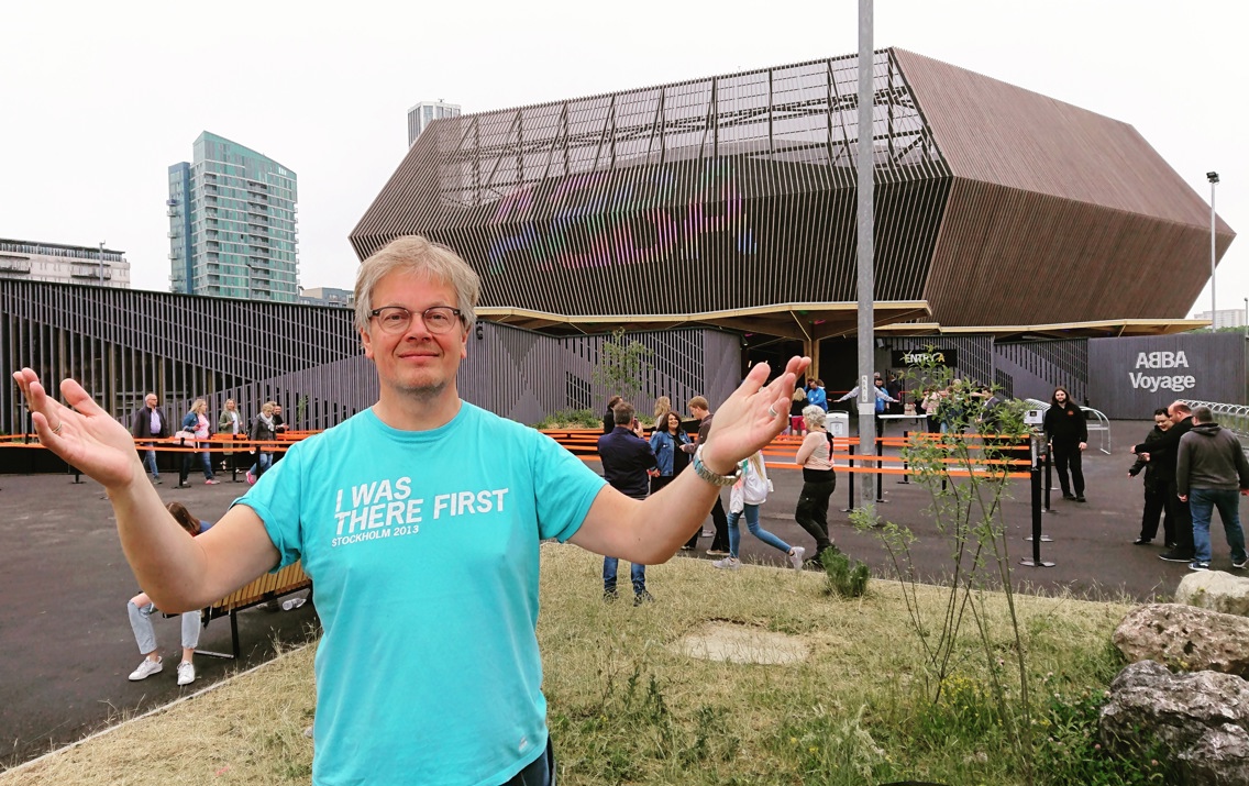 Musikkviter Audun Molde står foran  Queen Elizabeth Olympic Park i London