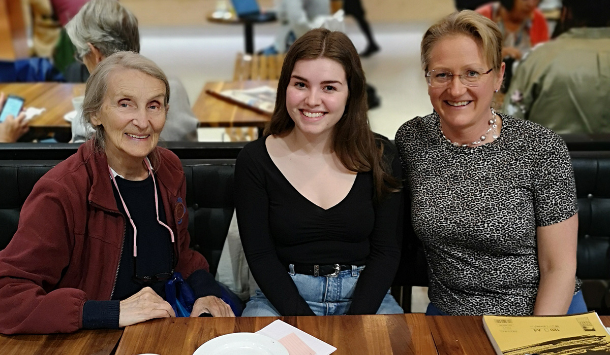 Kari Wulff Cagatay (til venstre), illustratør Maren Tjelta Thu (i midten) og forfatter Anne Ellingsen (til høyre). De ser i kameraet og smiler.