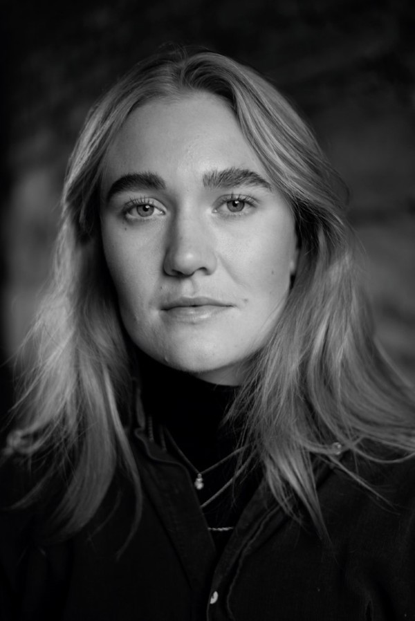 Portrett av Marte Gundersen i sort hvitt.
