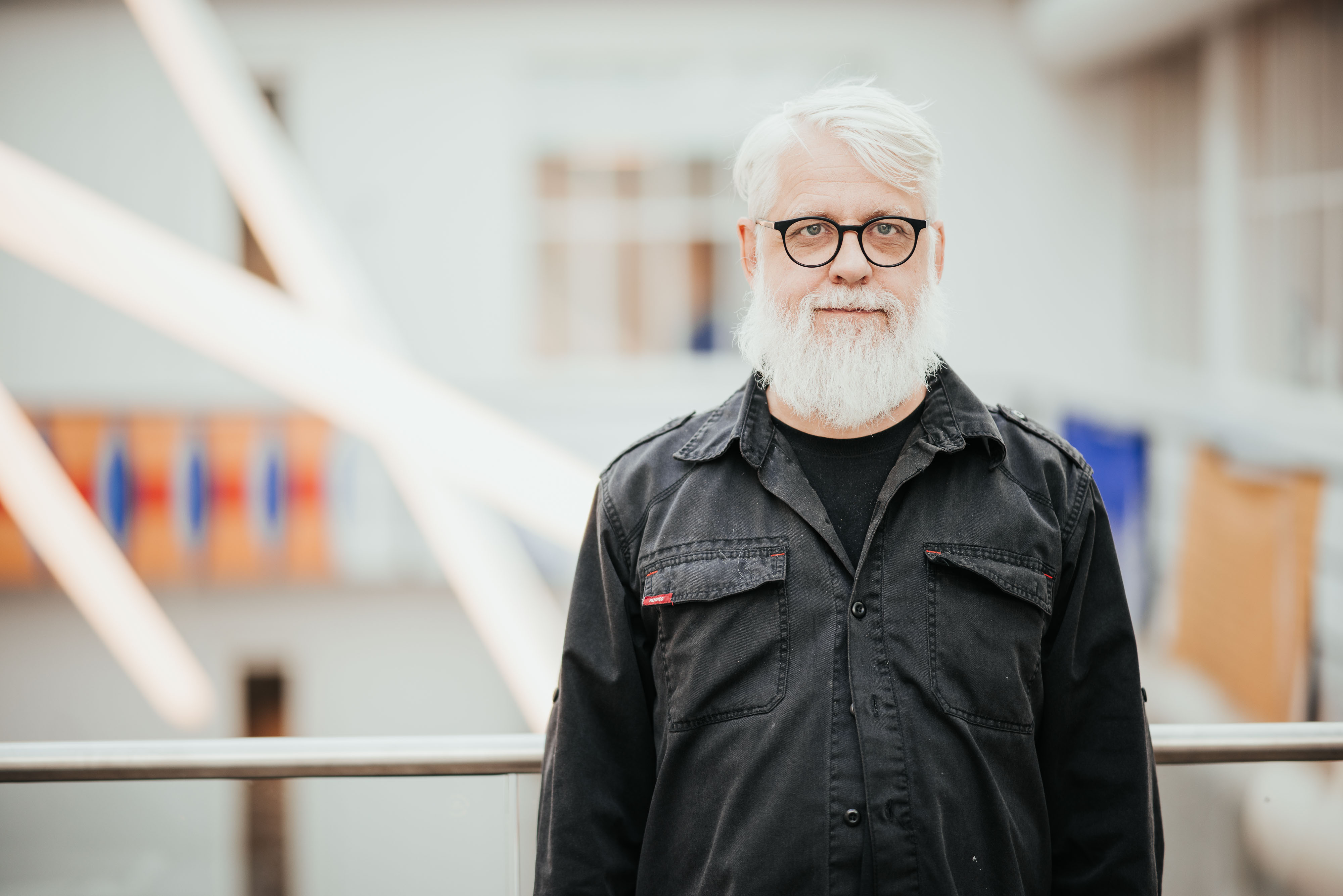 Godt voksen mann med stort hvitt skjegg og briller.
