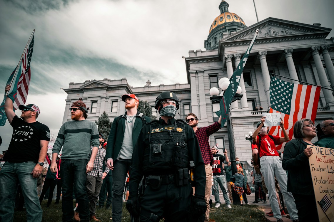 demonstranter amerikansk flagg politi