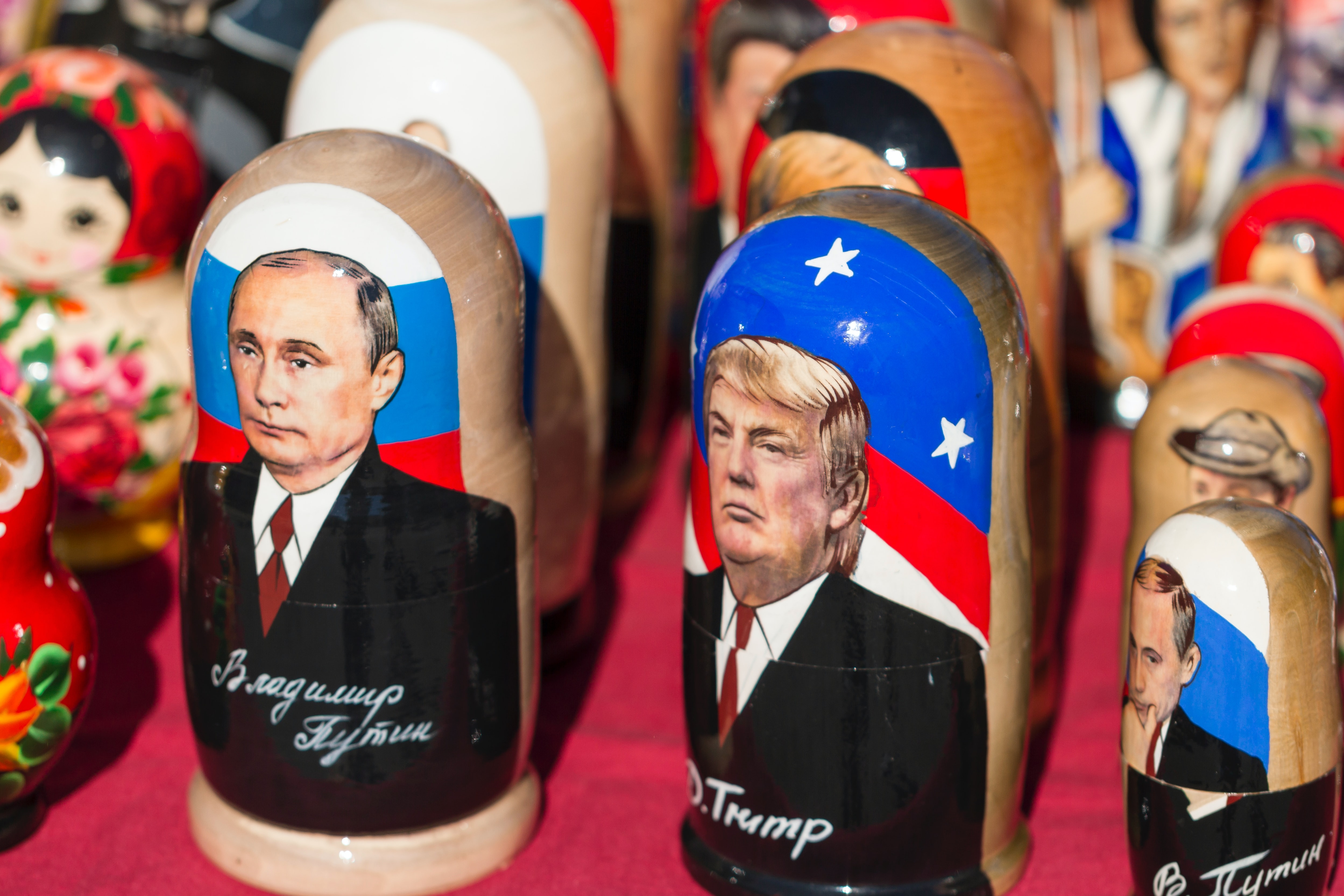 Putin og Trump malt på figurer