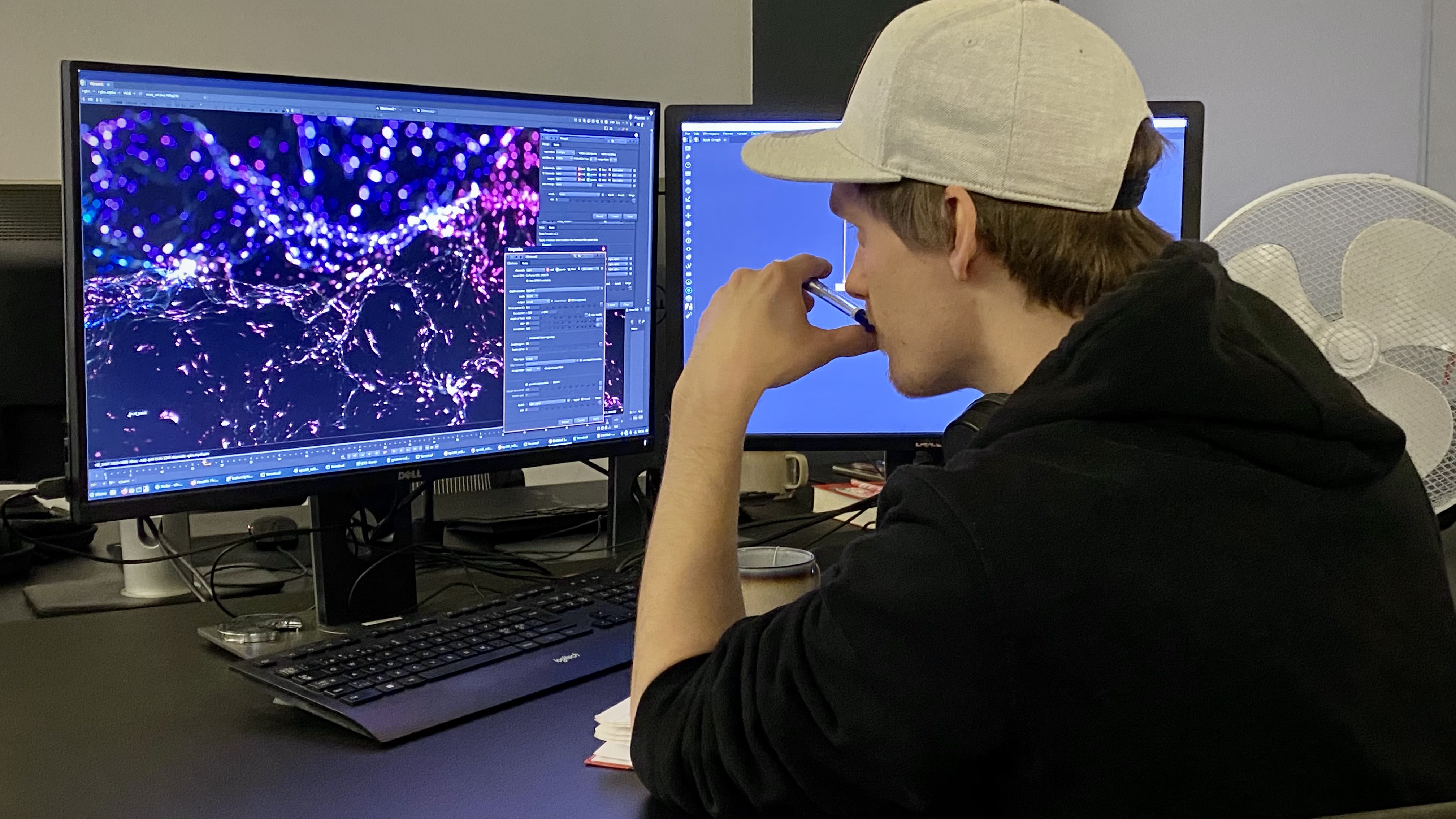Foto av mann som sitter og ser på pc-skjerm med kule effekter på