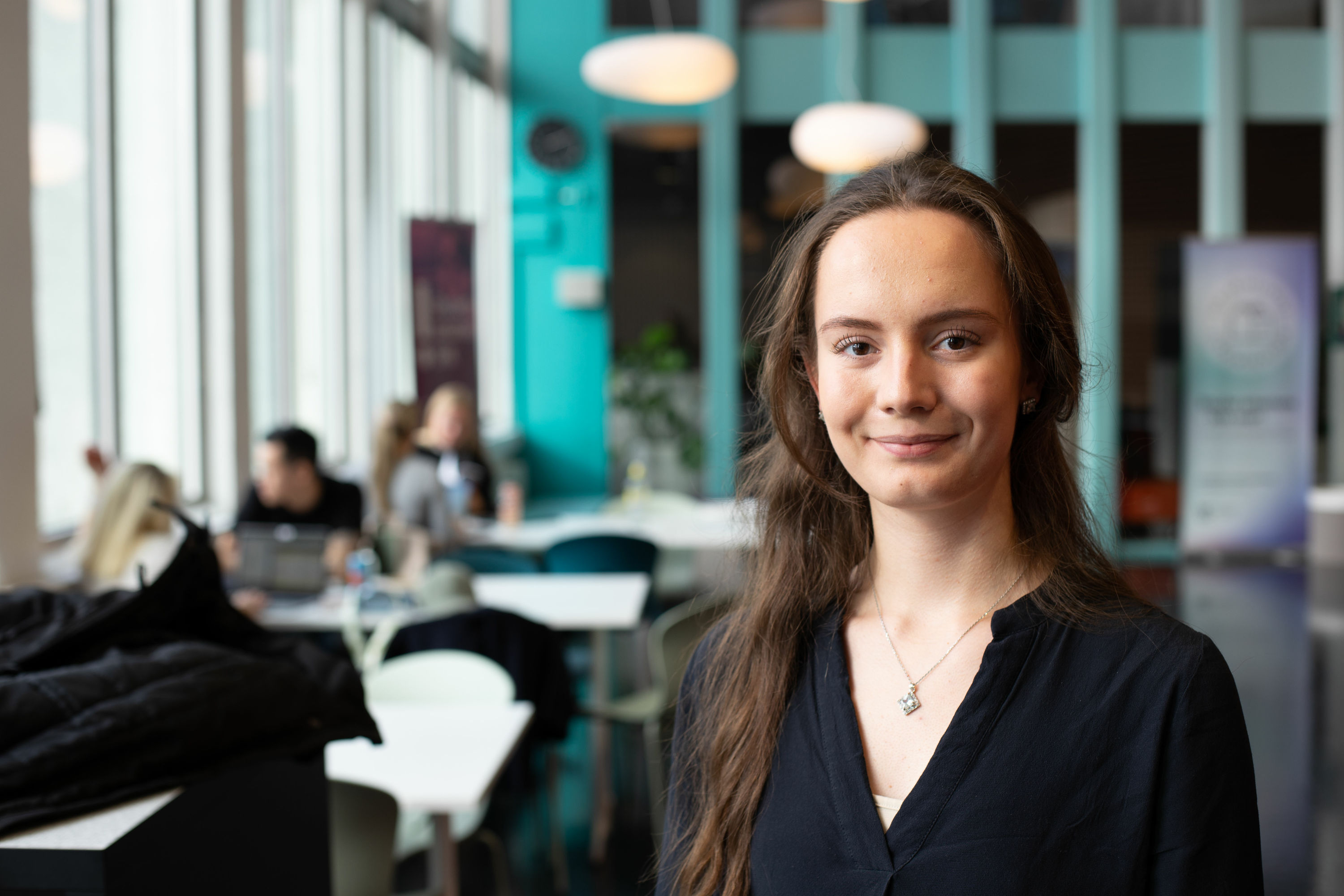 Malene Askvik står i atriet på Campus Bergen.