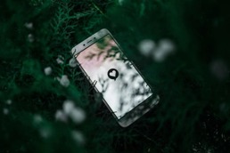 En telefon som ligger i lynen med en hjerte-logo plassert midt i skjermen