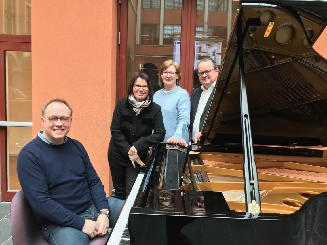Glidende overgang: Fra 3. juni 2019 eies Musikkteaterhøyskolens aksjer 100 prosent av Høyskolen Kristiania. På bildet sitter nåværende rektor ved Musikkteaterhøyskolen, Erik Schøyen, ved tangentene. Eier og gründer Kjersti Riise Karlsen er flankert av administrerende direktør Solfrid Lind og rektor Arne H. Krumsvik ved Høyskolen Kristiania.