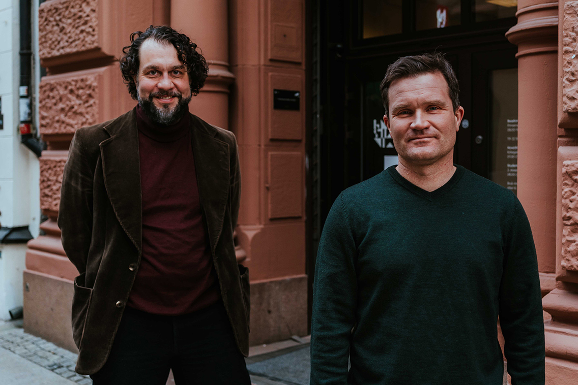 Foto av Helge Hiram Jensen og Ketil Raknes, som sammen leder studieprogrammet Bachelor i statsvitenskap og kommunikasjon