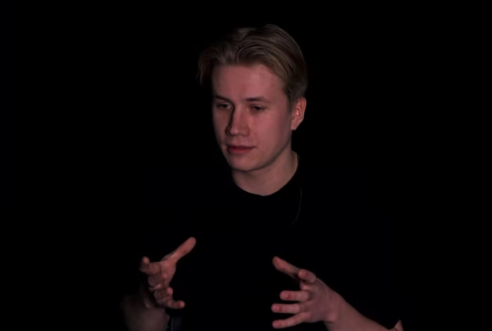 Bildelenke til video om student.