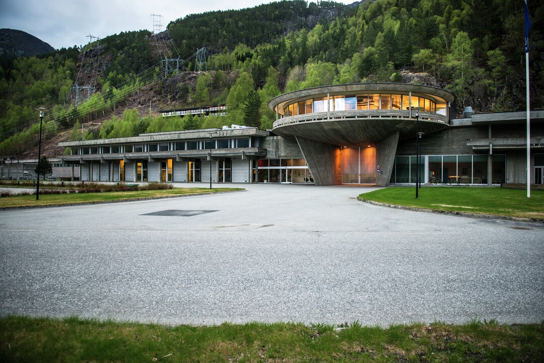 Fasaden til Energihotellet i skumring.