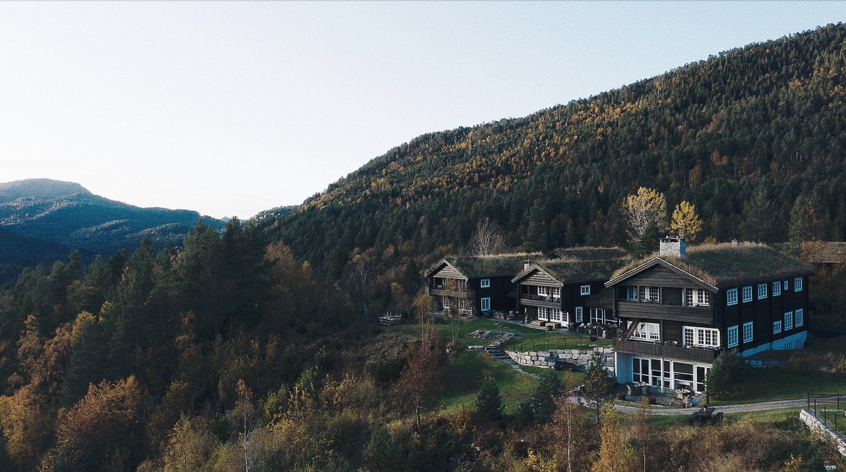 Storfjord Hotell er fotografert i fugleperspektiv på dagtid.