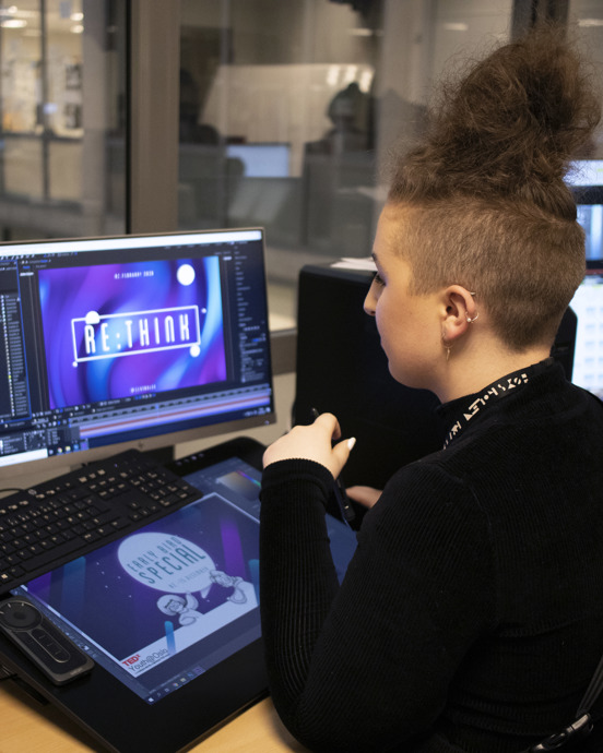 Guro Kjensli Johansen sitter konsentrert foran en pc og jobber med design for TEDxYouth sitt arrangement.