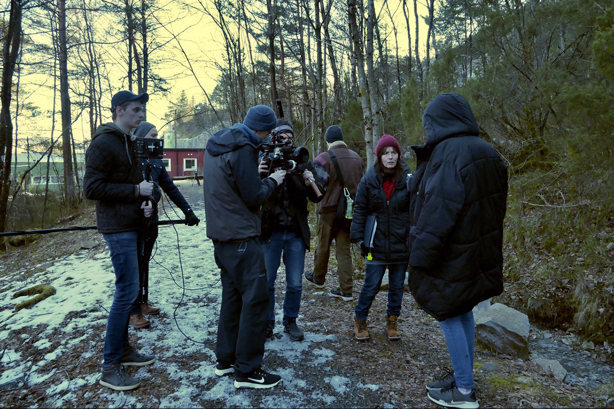 En gruppe mennesker på en skogsvei