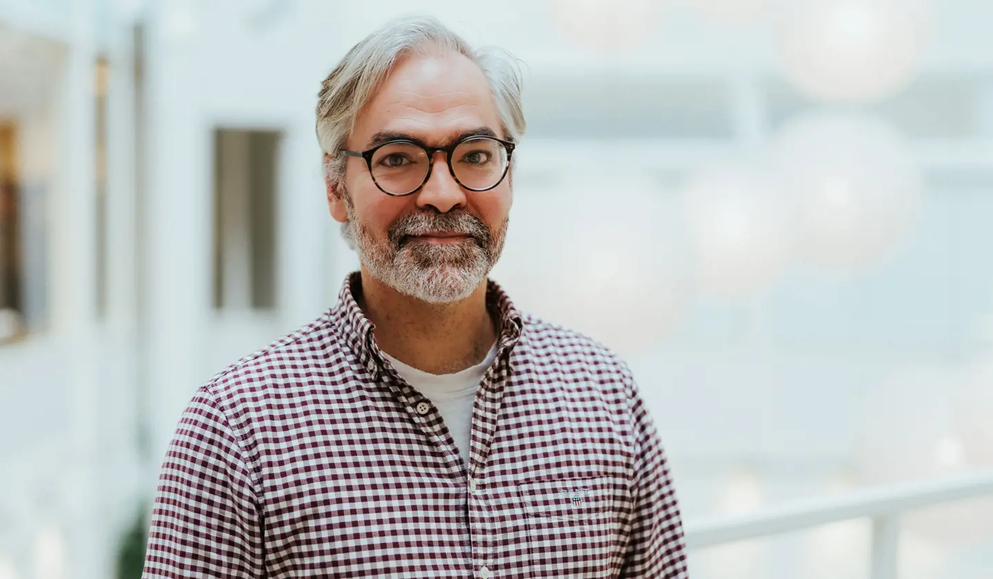 Portrett av Carl Joakim som står på campus