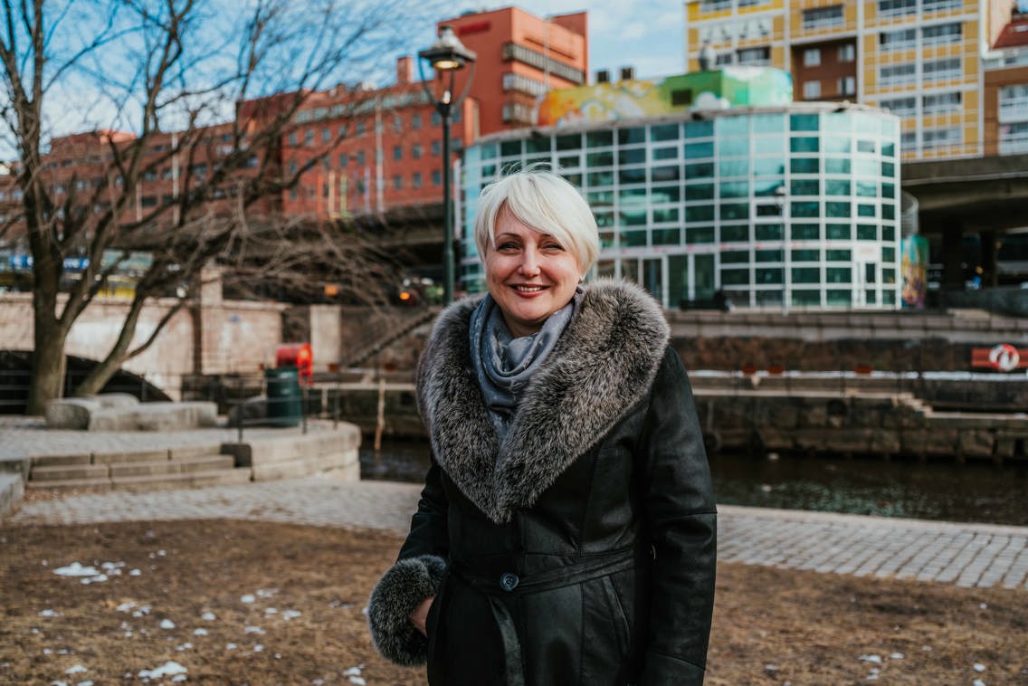 Blond dame i mørk vinterkåpe