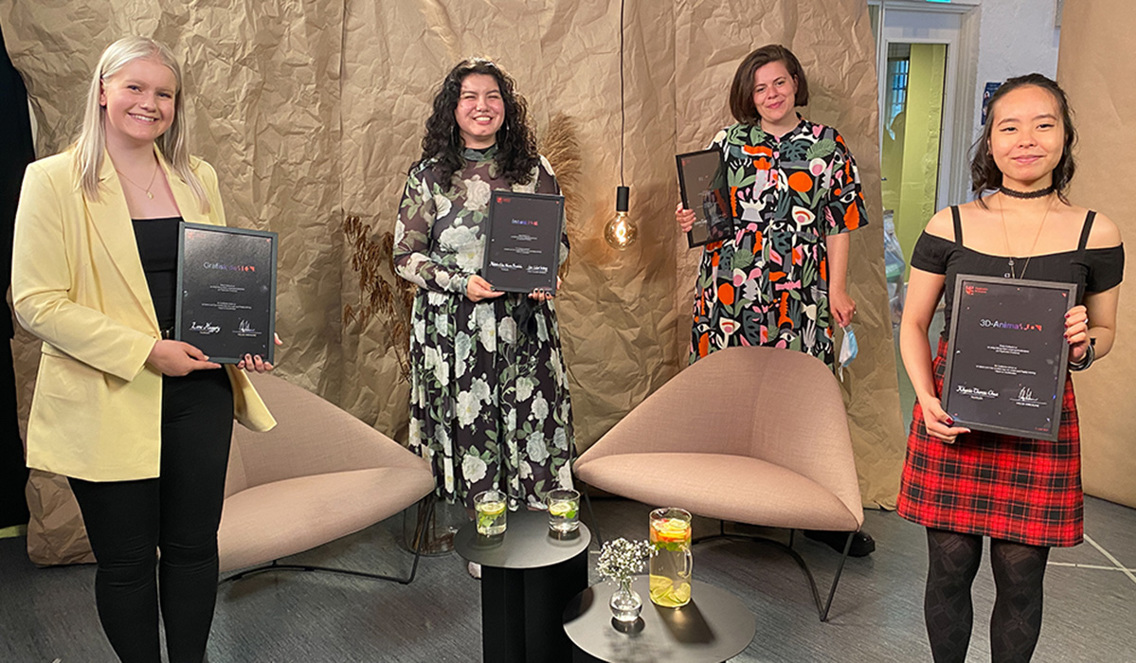 Gullspire-vinnere ved Fagskolen Kristiania i Bergen, Lene Heggøy, Khyzia Therese Chua, Natalia Elize Munoz Borsholm og Victoria Turøy, holder fram sine diplomer. 