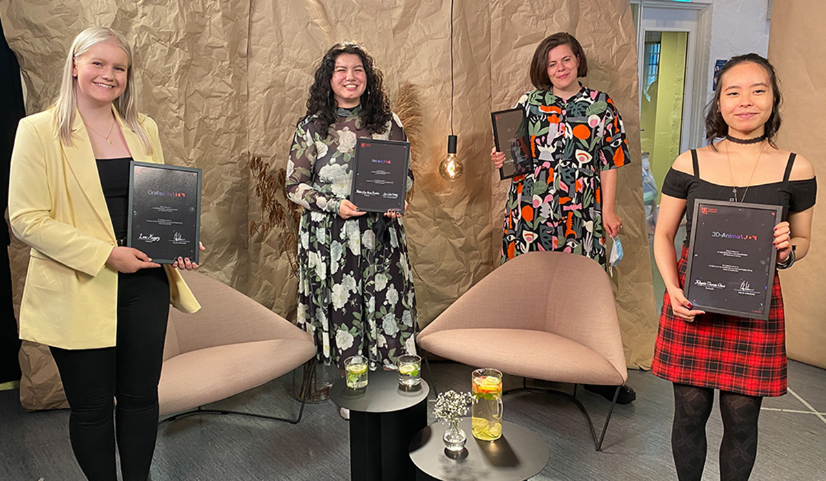 Gullspire-vinnere ved Fagskolen Kristiania i Bergen, Lene Heggøy, Khyzia Therese Chua, Natalia Elize Munoz Borsholm og Victoria Turøy, holder fram sine diplomer. 