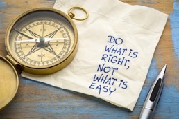 Et gammelt ur som ligger på en serviett med "do what is right, not what is easy" skrevet med penn på