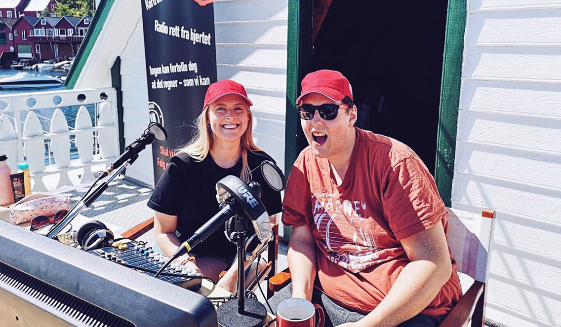 Martine og en kollega sitter ute i sola og har sending på radioen.