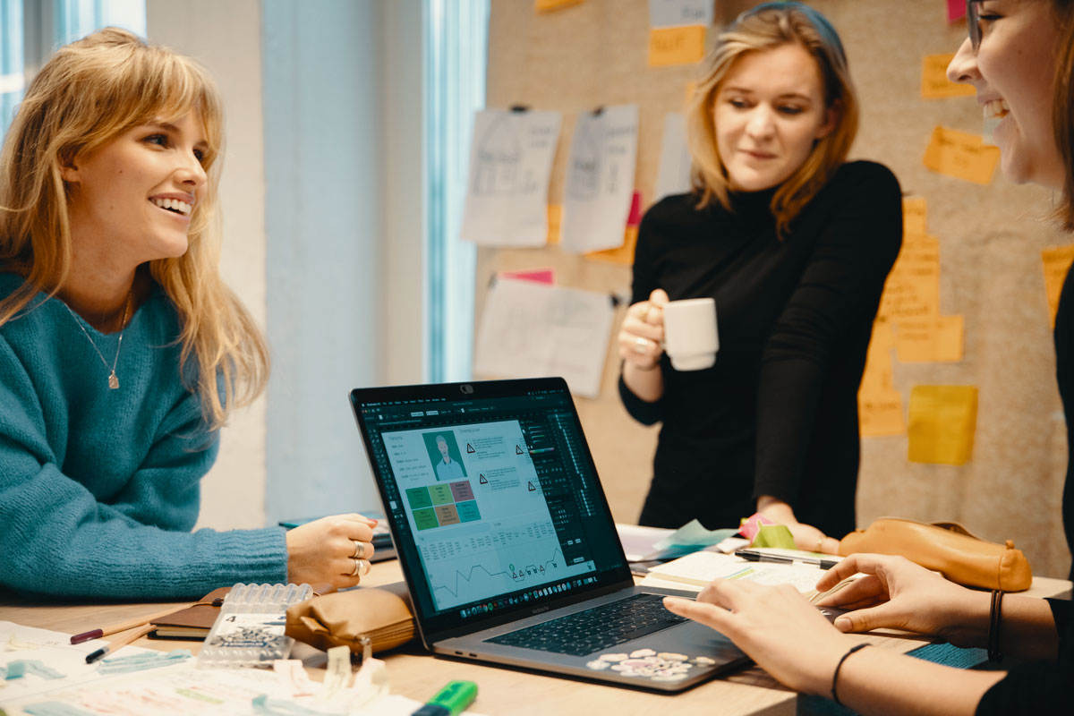 Studenter fra Bachelor i tjenestedesign jobber med et prosjekt.