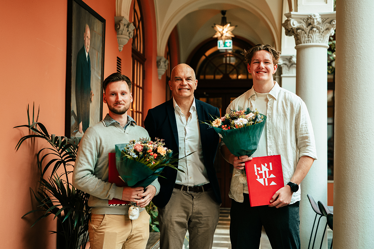 Tre personer som har mottatt stipend.