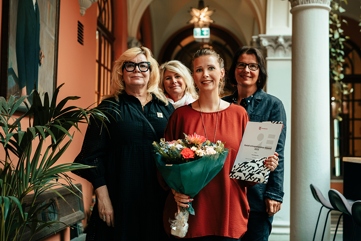 Fire personer i forbindelse med stipendutdeling.