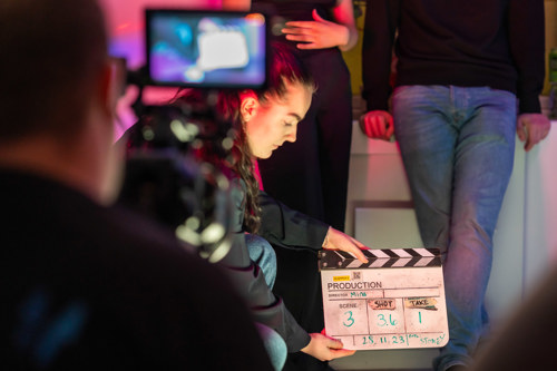 Studenter i prosjektledese i aksjon på filmsettet