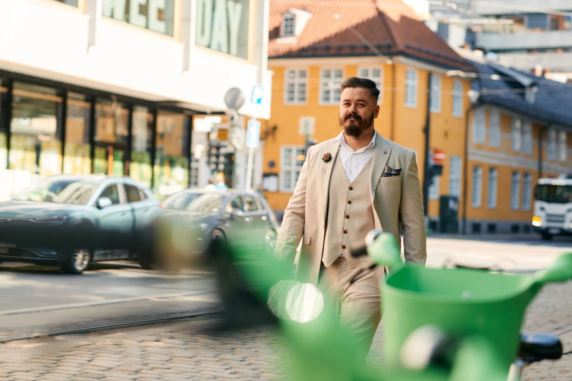 Ramadan Sulejman går på fortauet ved Stortorvet