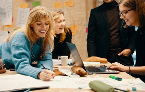 Foto av studenter på Bachelor i Tjenestedesign.