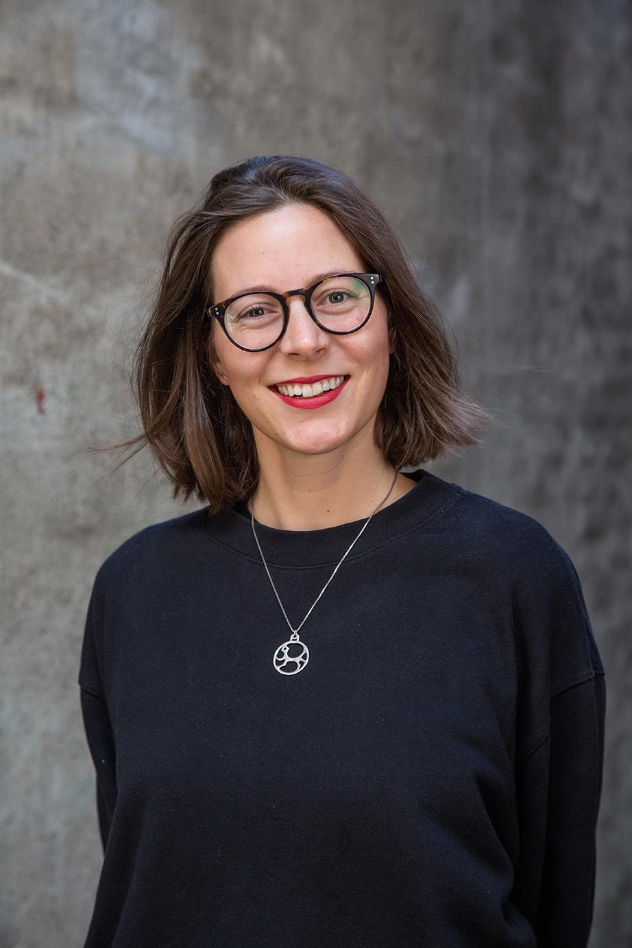Kjersti Riise Skallerud lar seg inspirerer av mellommenneskelige relasjoner når hun skal skape nye historier.