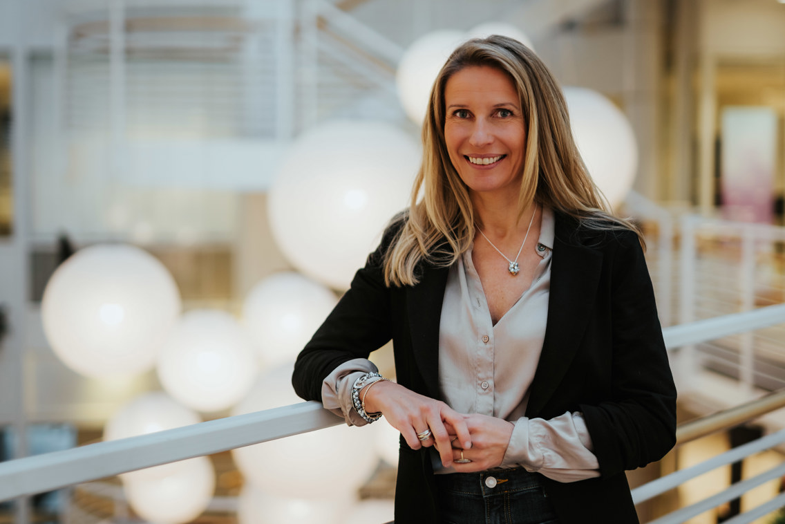 Portrett av Kristi Cecilie Grønvold Bache ved et rekkverk.