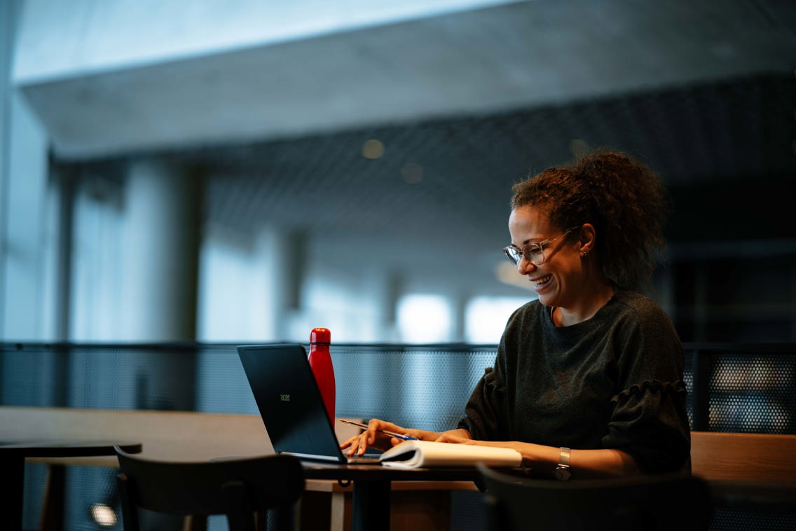 Nettstudent jobber med PC.