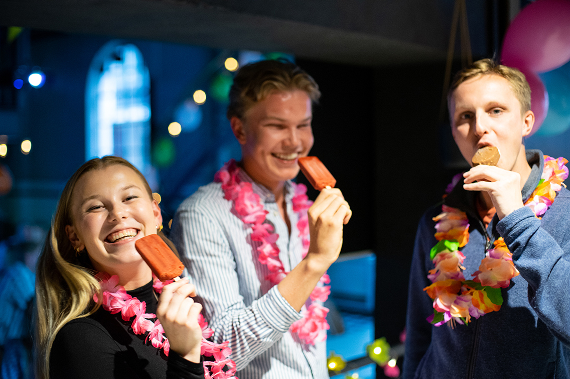 Foto av studenter som spiser is.
