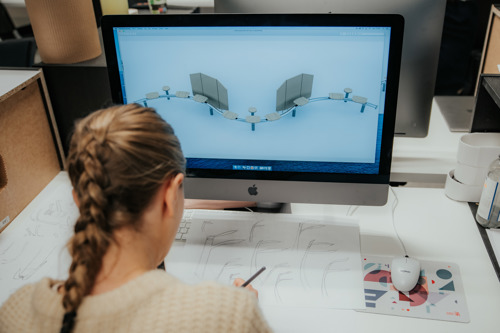 Student jobber med produktdesign på Mac'en sin