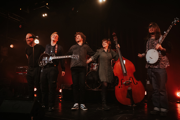 Band med banjo og kontrabass på scene.