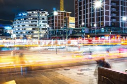 Politibil som kjører gjennom Oslo sentrum på natten.