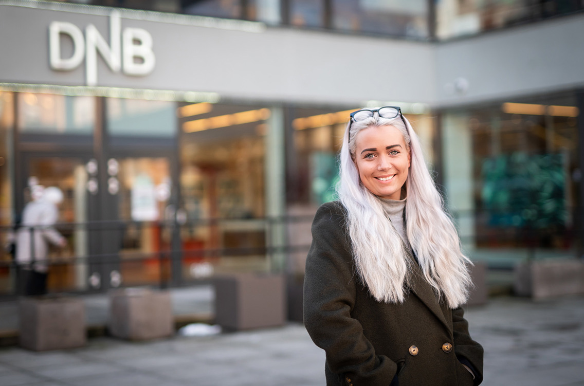 Aurora Johanne Larsen smiler foran DNB