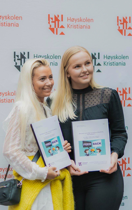 Aurora Larsen viser frem masteroppgaven sin