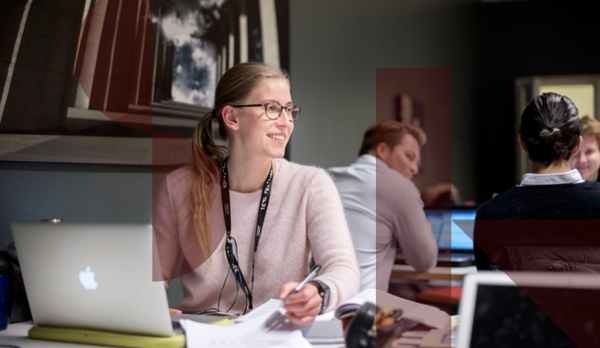 Foto av kvinnelig student som skriver på en notatblokk.