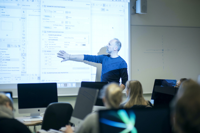 Jeremy Williams underviser og viser på tavlen foran studentene