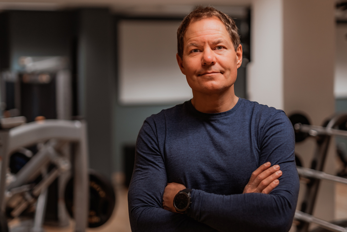 John Magne Kalhovde står og ser rett i kamera, med hendene i kors.