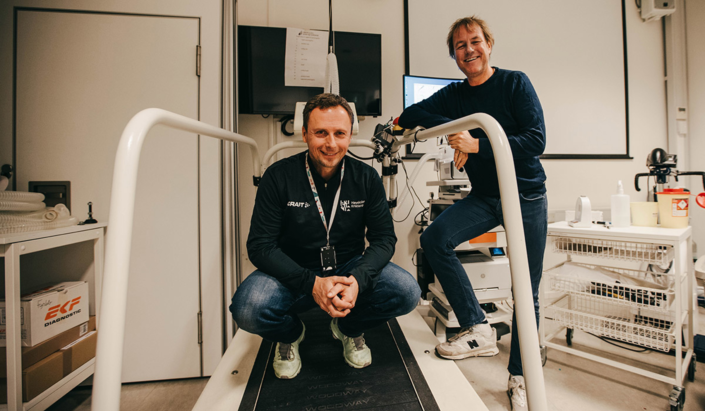 Thomas og Espen står på en tredemølle på fysiologisk testlab. 