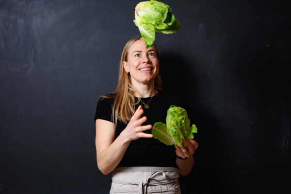 Susanne Tillet sjonglerer med salathoder