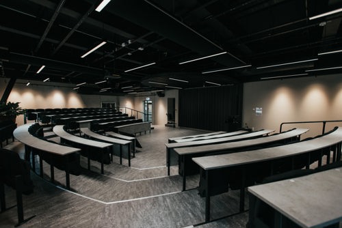 Forelesningsrom der bordene står i halvsirkel rundt foreleser.