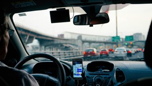 Hva om noen hacker bilen din mens du ligger på motorveien?